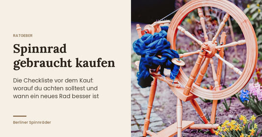 Spinnrad gebraucht kaufen: Kromski Prelude Spinnrad mit blauer Wolle im Garten