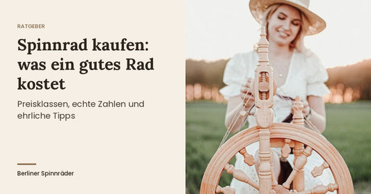 Spinnrad kaufen: Kromski Minstrel Spinnrad aus Naturholz auf einer Wiese