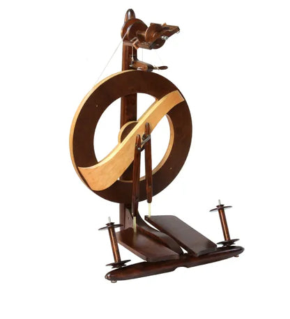 Produktbild des Fantasia Spinnrads in Walnussbraun – elegante Vollansicht mit dunklem Holzfinish.