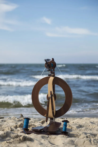 Kromski Fantasia in Walnuss-Ausführung am Strand – Spinnrad im Einsatz in der Natur mit Wellengang.