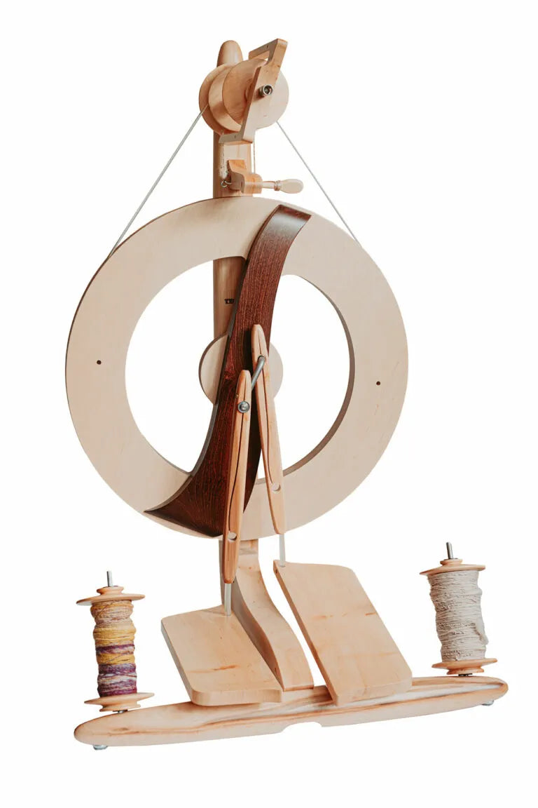 Kromski Fantasia Eco Spinnrad in lackierter Ausführung mit markantem Holzkontrast vor weißem Hintergrund
