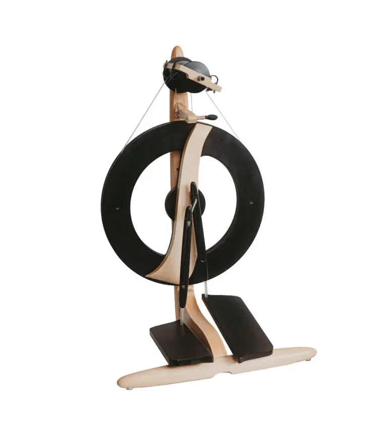 Produktansicht des Fantasia Spinnrads in tiefschwarz mit Holzakzenten – edles Spinnrad in Designfarbe.