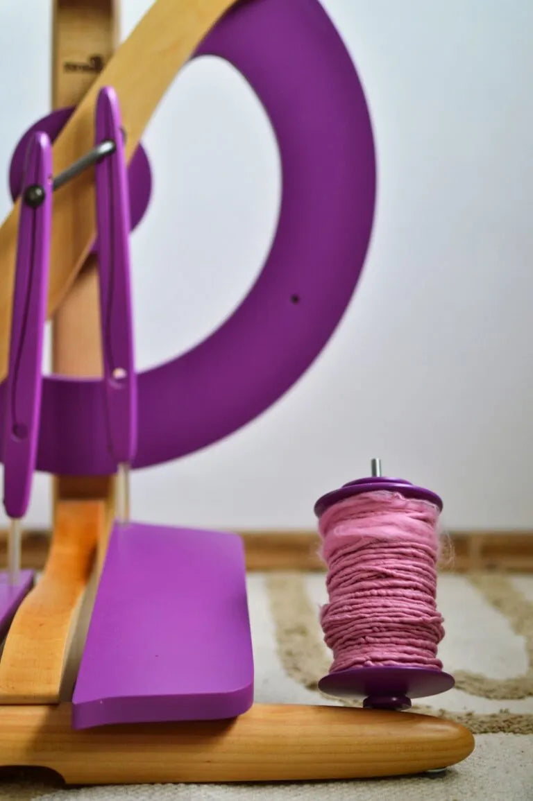Vollansicht des Fantasia Spinnrads von Kromski in Lila mit naturbelassenem Holz – modernes Design.