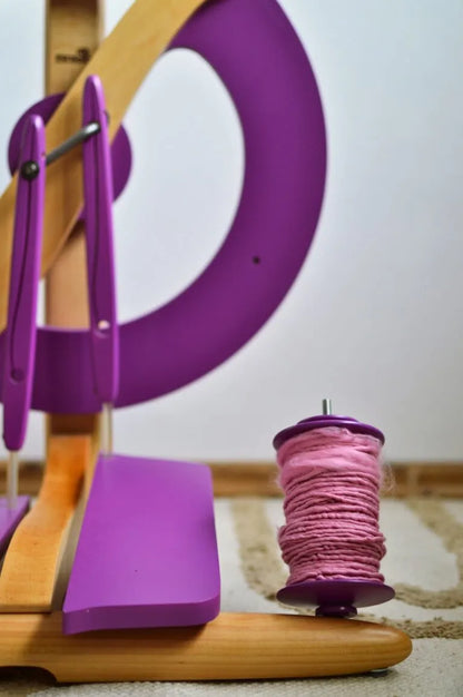 Vollansicht des Fantasia Spinnrads von Kromski in Lila mit naturbelassenem Holz – modernes Design.