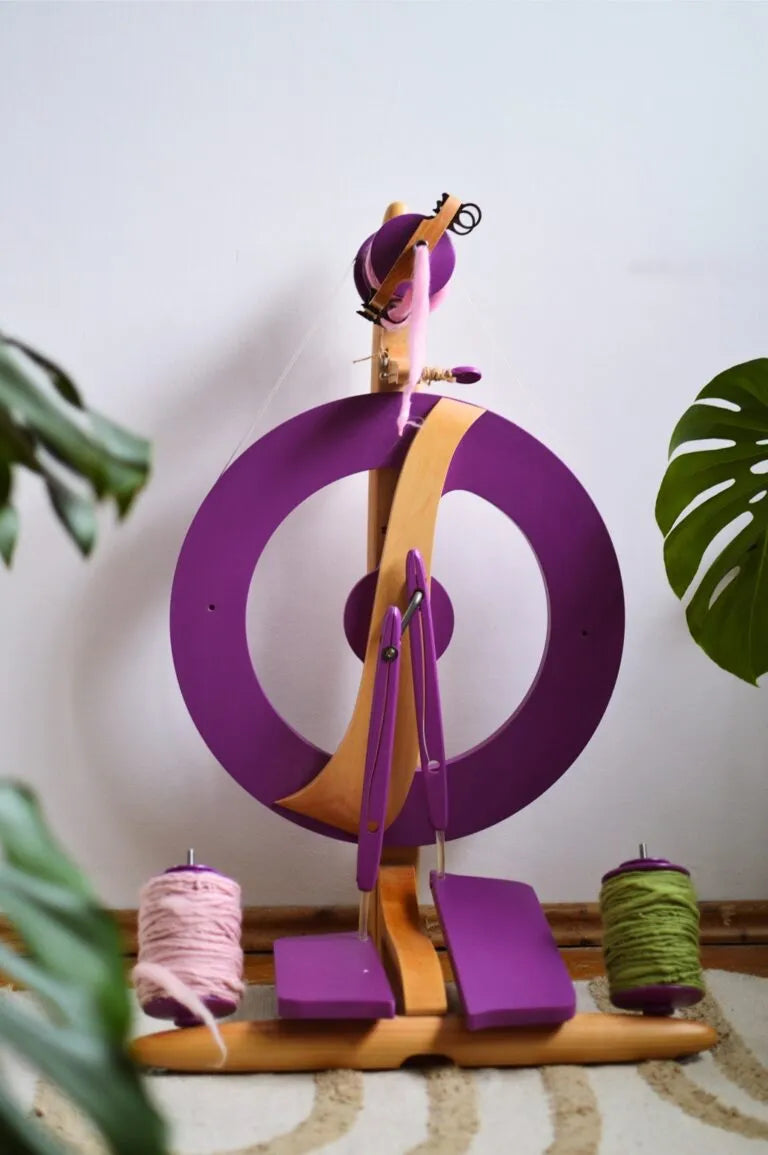 Frontansicht des Kromski Fantasia Spinnrads in Royal Purple mit zwei vorbereiteten Garnspulen.