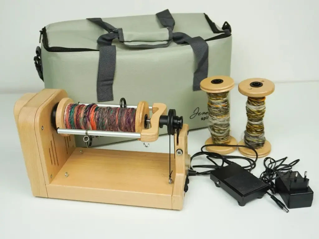 Louët Jenn-E E-Spinner Komplettset mit Tragetasche, Spulen, Fußpedal und Netzteil – elektrisches Spinnrad