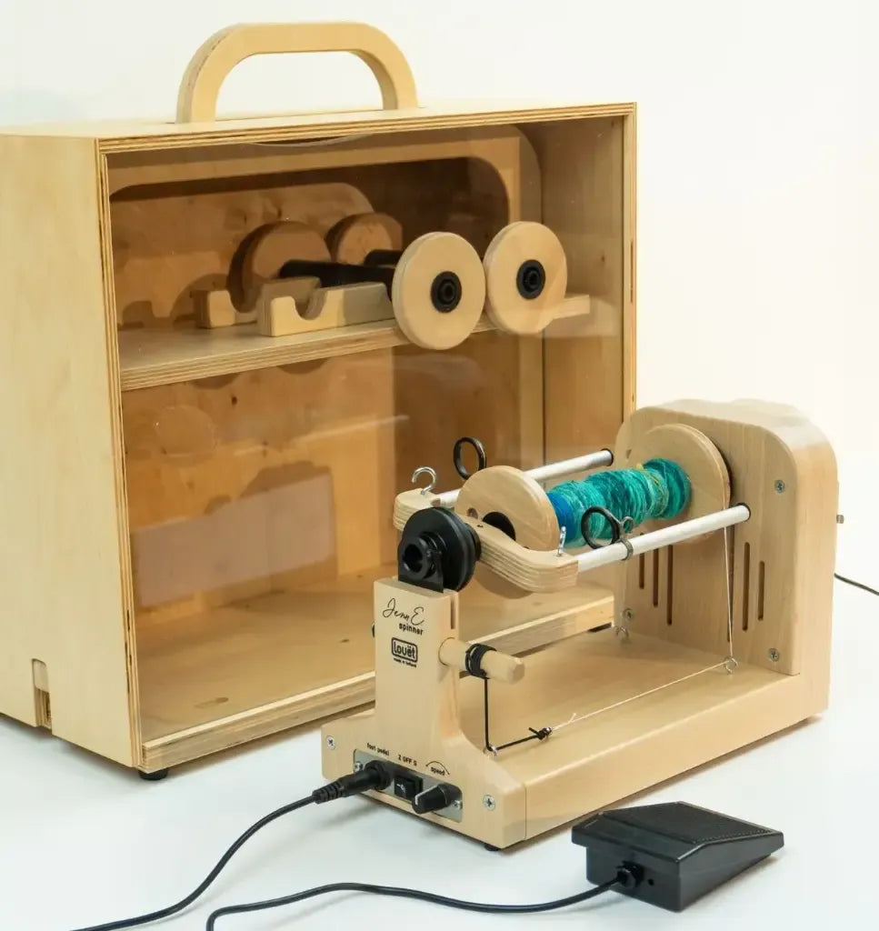 Louët Jenn-E E-Spinner mit Holzkoffer – Komplettansicht mit Spulen, Fußschalter und Aufbewahrungslösung