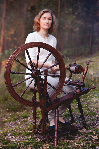 Kromski Symphony Spinnrad — klassisches Sachsenrad mit 60 cm Antriebsrad und Doppeltrittbrett