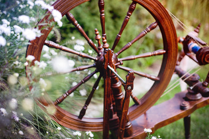 Kromski Symphony Spinnrad in einer Blumenwiese — klassisches Sachsenrad aus Erlholz und Birke